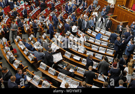 Kiev, Ucraina. Il 29 agosto, 2019. I legislatori di partecipare alla prima riunione del nuovo parlamento ucraino a Kiev in Ucraina. Dopo la vittoria di Volodymyr Zelensky nel 2019 elezione presidenziale e la sua inaugurazione, il Parlamento ucraino è stata sciolta e le elezioni parlamentari si sono tenute il 21 luglio 2019. Credito: SOPA Immagini limitata/Alamy Live News Foto Stock