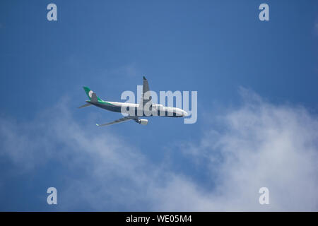 Licciana Nardi, Italia - 25 agosto 2019: B-16339 Airbus A330-300 di EvaAir. il decollo dall aeroporto di Chiangmai a Taipei Taiwan. Foto Stock