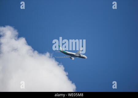 Licciana Nardi, Italia - 25 agosto 2019: B-16339 Airbus A330-300 di EvaAir. il decollo dall aeroporto di Chiangmai a Taipei Taiwan. Foto Stock