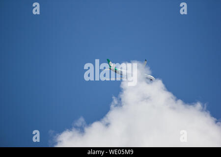 Licciana Nardi, Italia - 25 agosto 2019: B-16339 Airbus A330-300 di EvaAir. il decollo dall aeroporto di Chiangmai a Taipei Taiwan. Foto Stock