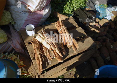 Legno grasso, sap-riempito di legno interna da alberi di pino usato come innesco per avviare gli incendi, Andasibe Village market, Madagascar. N. PR Foto Stock