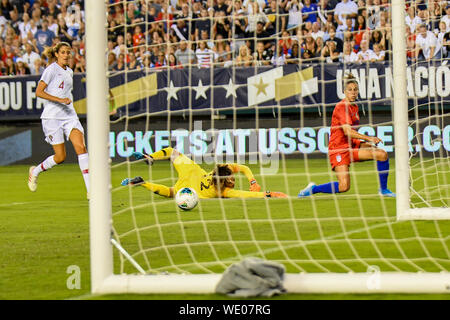 Carli Lloyd degli Stati Uniti donna Soccer team - shot passato un diving goalie come USWNT sconfigge il Portogallo womens squadra nazionale 4-0 durante gli Stati Uniti Womens vittoria in Coppa del Mondo tour Foto Stock