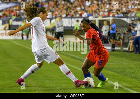 Crystal Dunn dribbling la sfera durante la seconda metà degli Stati Uniti Nazionale Femminile partita di calcio contro il Portogallo. Il USWNT ha vinto 4-0 durante la loro vittoria in Coppa del Mondo tour. Credito: Don Mennig/Alamy Live News Foto Stock