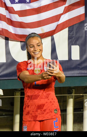 Mallory Swanson Mallory Pugh Mallory Pugh del selfie delle Red Stars di Chicago per un tifoso alla partita di calcio della nazionale femminile degli Stati Uniti contro il Portogallo. La USWNT ha vinto 4-0 dollari durante il loro tour di vittoria della Coppa del mondo. Credit: Don Mennig/Alamy Live News Foto Stock