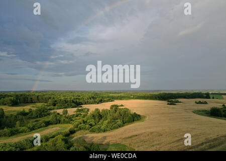Bellissimo paesaggio agreste con rainbow Foto Stock