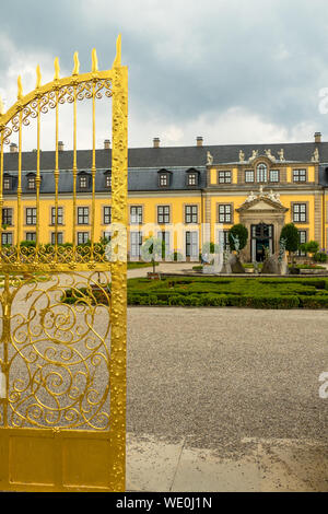 Ingresso nel giardino del castello in 'Herrenhaeuser Gaerten' in Hannover con il Golden Gate shining Foto Stock