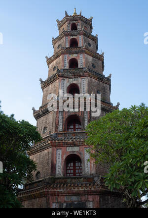 Sette piani Pagoda della Signora Celeste o Thien Mu Pagoda si trova a Hue Vietnam. Fotografato dal di sotto. Foto Stock