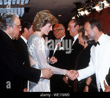 File datedThe foto più recenti film di James Bond film 'vista di un kill' aveva la sua royal premiere a Londra presso il Leicester Square Odeon davanti al principe e alla Principessa del Galles. La Principessa di Galles con un Bond produttore vano portaoggetti Broccoli incontra gli ospiti alla premiere. ... La principessa di Galles : Bond premiere ... 12-06-1985 ... Londra ... Regno Unito ... Foto di credito dovrebbe leggere: PA/PA Archive. Unico Riferimento n. 1390289 ... Foto Stock