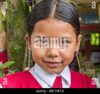 Ritratto di un sorridente indonesiano schoolgirl in uniforme Foto Stock