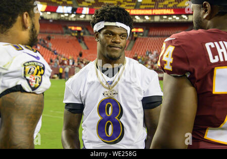 Landover, Maryland, Stati Uniti d'America. Il 29 agosto, 2019. Baltimore Ravens quarterback Lamar Jackson (8), centro, parla con Baltimore Ravens wide receiver Jaylen Smith (16), a sinistra e a Washington Redskins offensivo affrontare Geron Christian (74) segue la partita al campo di FedEx in Landover, Maryland il giovedì 29 agosto, 2018. I Corvi ha vinto il gioco 20 - 7 Credito: Ron Sachs/CNP/ZUMA filo/Alamy Live News Foto Stock