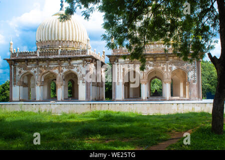 Qutb Shahi tombe Hyderabad, India. Essi contengono le tombe e moschee costruite dai vari re della Qutb Shahi dynasty Foto Stock