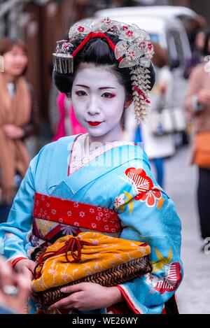 Donna Giapponese con kimono, Geisha, Geiko o Geigi, Kurodanicho, vecchia di Kyoto, Giappone Foto Stock