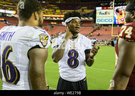 Landover, Maryland, Stati Uniti d'America. Il 29 agosto, 2019. Baltimore Ravens quarterback Lamar Jackson (8), centro, parla con Baltimore Ravens wide receiver Jaylen Smith (16), a sinistra e a Washington Redskins offensivo affrontare Geron Christian (74) segue la partita al campo di FedEx in Landover, Maryland il giovedì 29 agosto, 2018. I Corvi ha vinto il gioco 20 - 7 Credito: Ron Sachs/CNP/ZUMA filo/Alamy Live News Foto Stock