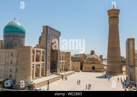 Il Minareto Kalyan Kalyan e Moschea di po-i-Kalan Complesso nella città di Bukhara in Uzbekistan. La piazza centrale ha molti turisti. Foto Stock