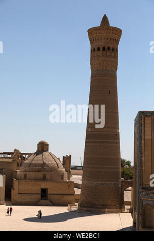 Il Minareto Kalyan nel Po-i-Kalyan Complesso nella città di Bukhara in Uzbekistan. Originariamente costruito nel 1127. Foto Stock