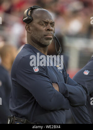 Los Angeles Chargers head coach Anthony Lynn Orologi San Francisco 49ers prende il campo a Levi's Stadiium in Santa Clara, California, giovedì 29 agosto, 2019. Il caricabatterie ha preso la pre stagione 27-24 di gioco. Foto di Terry Schmitt/UPI Foto Stock