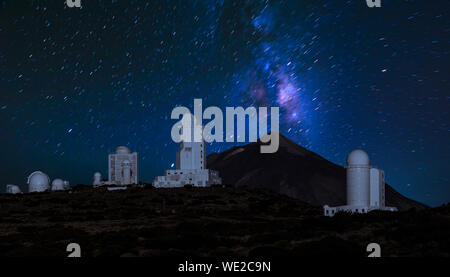 Osservatorio astronomico nel cielo notturno Foto Stock