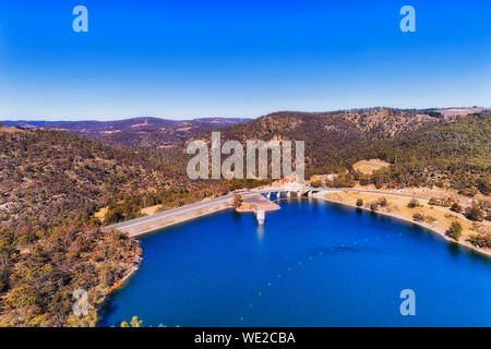 Acque blu del lago di Lyell sotto il cielo blu nelle Blue Mountains in Australia quando una diga sul fiume di Coxs forme serbatoio tra collina va visto da sopra. Foto Stock