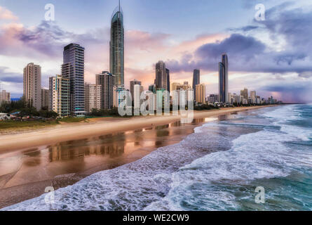 Colorato tramonto su alti torri di Surfers Paradise in Australian Gold Coast dell Oceano Pacifico, Queensland. Antenna di elevata vista dal mare aperto Foto Stock