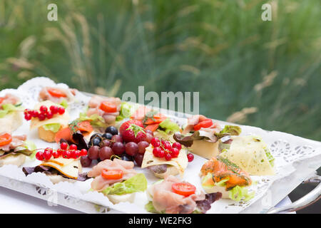 Aperitivo di benvenuto in giardino Foto Stock