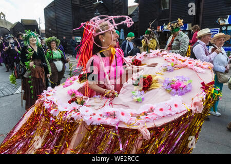 Inghilterra, East Sussex, Hastings, l'annuale e tradizionale Jack nel Festival Verdi aka The Green Man giorno di maggio Festival, Parade partecipanti Foto Stock