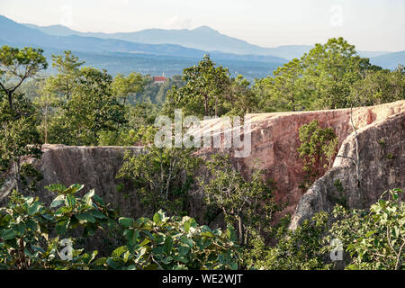 Una stretta rilievi rosso con pareti scoscese valli a Pai Canyon chiamato Kong Lan. Una delle belle attrazioni turistiche nella provincia Maehongson, Thailandia Foto Stock