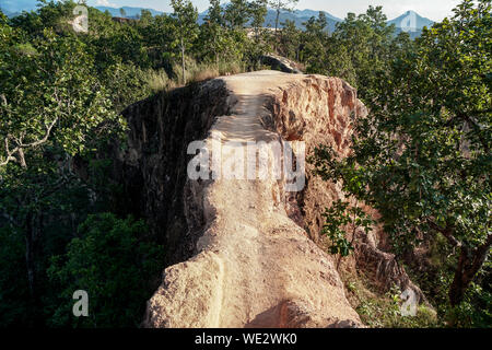 Una stretta rilievi rosso con pareti scoscese valli a Pai Canyon chiamato Kong Lan. Una delle belle attrazioni turistiche nella provincia Maehongson, Thailandia Foto Stock