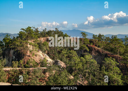 Una stretta rilievi rosso con pareti scoscese valli a Pai Canyon chiamato Kong Lan. Una delle belle attrazioni turistiche nella provincia Maehongson, Thailandia Foto Stock