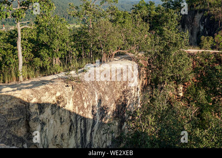 Una stretta rilievi rosso con pareti scoscese valli a Pai Canyon chiamato Kong Lan. Una delle belle attrazioni turistiche nella provincia Maehongson, Thailandia Foto Stock