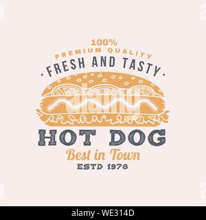 Caldo e fresco di hot dog badge Retrò design. Illustrazione Vettoriale. Vintage design per cafe, ristorante, pub o fast food business. Modello per il ristorante oggetti identità, imballaggio e menu Illustrazione Vettoriale