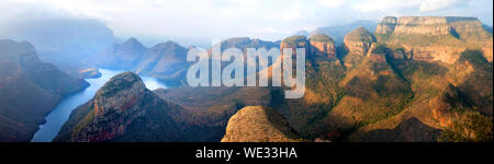 Blyde River Canyon e tre Rondavels di Drakensberg Mountains National Park, panorana sul bellissimo tramonto sfondo luminoso, vista dall'alto, Sud Africa Foto Stock