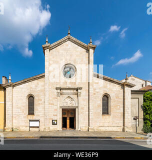 La facciata della bella chiesa Collegiata di Santa Maria Nascente di Arona, Italia, in una giornata di sole Foto Stock