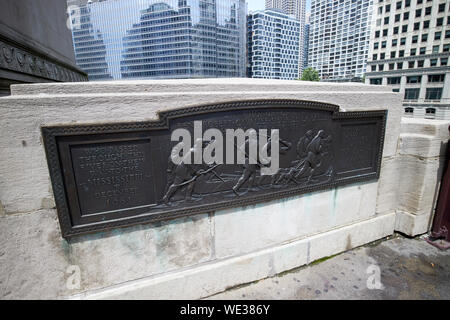 Targa di bronzo che commemora rene-robert cavelier sieur de la salle e Henry de tonti dusable Michigan avenue bridge Chicago in Illinois negli Stati Uniti d Foto Stock