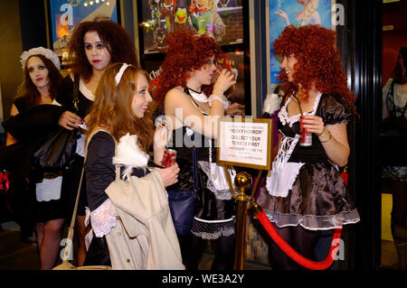 Udienza per uno screening di Halloween di cantare-un-lungo-un The Rocky Horror Picture Show at Prince Charles Cinema, 7 Leicester Place, Londra, Gran Bretagna. Foto Stock