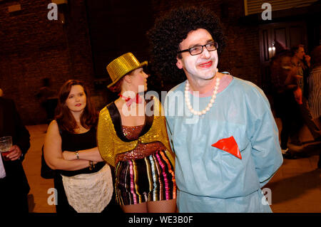 Udienza per uno screening di Halloween di cantare-un-lungo-un The Rocky Horror Picture Show at Prince Charles Cinema, 7 Leicester Place, Londra, Gran Bretagna. Foto Stock