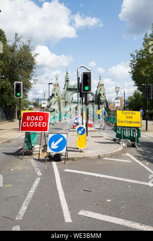 Strada chiusa segnaletica sul lato meridionale di Hammersmith Bridge, come rafforzare il lavoro continua, London, Regno Unito Foto Stock