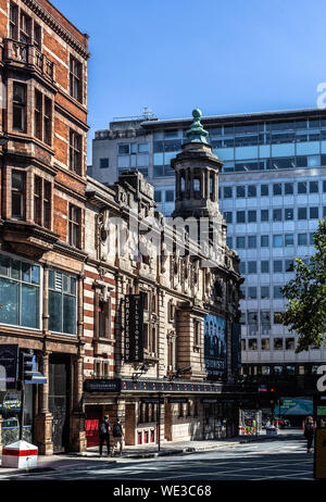 Colpo lungo di una facciata laterale del Shaftesbury Theatre, Shaftesbury Avenue, Londra WC2H, Inghilterra, Regno Unito. Foto Stock