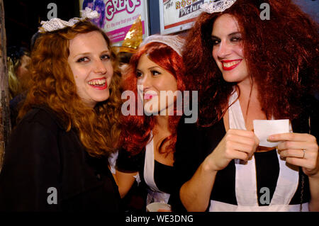 Udienza per uno screening di Halloween di cantare-un-lungo-un The Rocky Horror Picture Show at Prince Charles Cinema, 7 Leicester Place, Londra, Gran Bretagna. Foto Stock