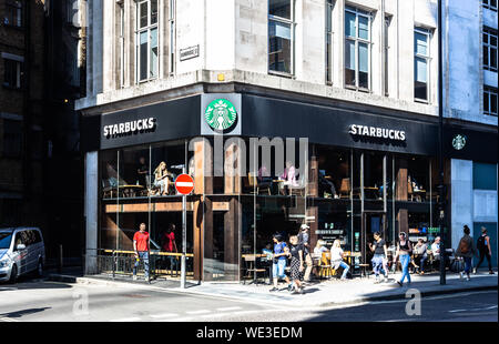 Una a due piani di Starbucks Coffee shop su un angolo del New Oxford Street, Londra, Inghilterra, Regno Unito. Foto Stock