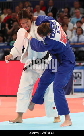 Tokyo, Giappone. Il 30 agosto, 2019. Ma Zhenzhao (L) della Cina compete con Klara Apotekar della Slovenia durante il quarterfinal match di donne a 78 kg categoria al mondo 2019 Campionati di Judo a Tokyo in Giappone, sul il 30 agosto 2019. Credito: Du Natalino/Xinhua/Alamy Live News Foto Stock