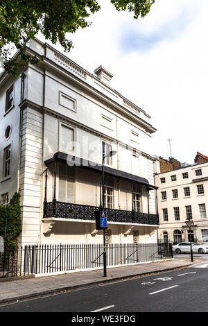 Edificio ad angolo con balcone sul lato affacciato Montague Street, Holborn, Londra, Inghilterra, Regno Unito. Foto Stock