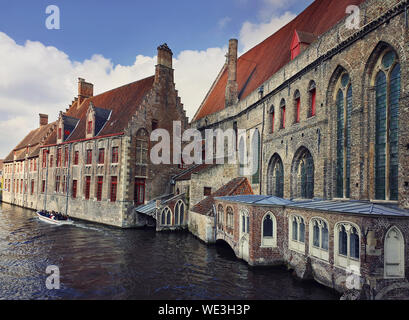 Architettura all'aperto di Sint-Jans ospedale, i vecchi edifici della città sull'acqua canali di Bruges, Belgio. Foto Stock