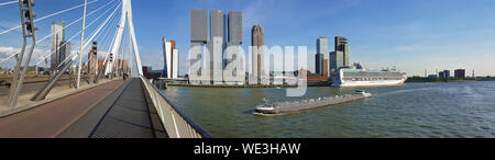 Cityscape panorama dal programma Erasmus ponte sul fiume Mosa a Rotterdam, Paesi Bassi. Alti edifici moderni all'orizzonte e grandi navi che attraversano la Foto Stock