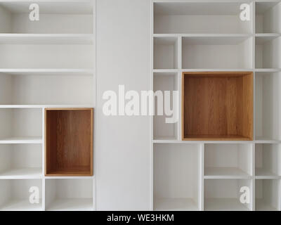 Armadio vuoto ripiani dello sfondo. Moderno armadio in legno Scatole, bella bianco e marrone di interior design combinazione forma astratta e modelli. Foto Stock