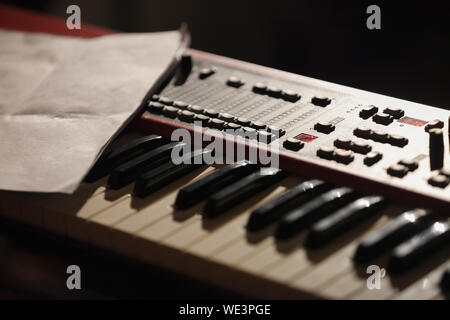 Pianoforte classico tastiera con bianco e nero chiavi.sintetizzatore digitale scheda per il pianista in concerto in un night club.Professional strumenti musicali su st Foto Stock