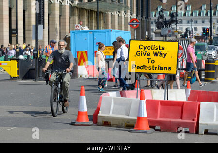 Londra, Inghilterra, Regno Unito. Chiusura della strada su Bridge Street, Piazza del Parlamento. Cicli di solo consentito - ai pedoni Foto Stock