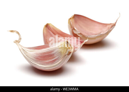 Spicchi di aglio isolati su sfondo bianco Foto Stock