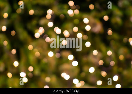 Bokeh di luce sullo sfondo dell'albero di Natale Foto Stock