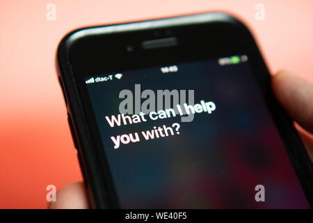Bangkok, Thailandia - 22 agosto 2019 : Siri, l'assistente digitale attivato dalla voce di Apple, che mostra sul display il testo "cosa posso aiutarti?". Foto Stock