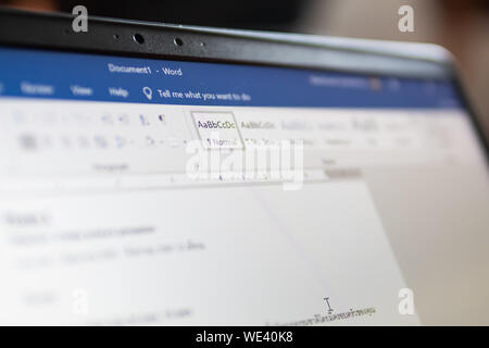 Bangkok, Thailandia - 22 agosto 2019 : Microsoft Word, un elaboratore di testi sviluppato da Microsoft, sullo schermo del computer. Foto Stock